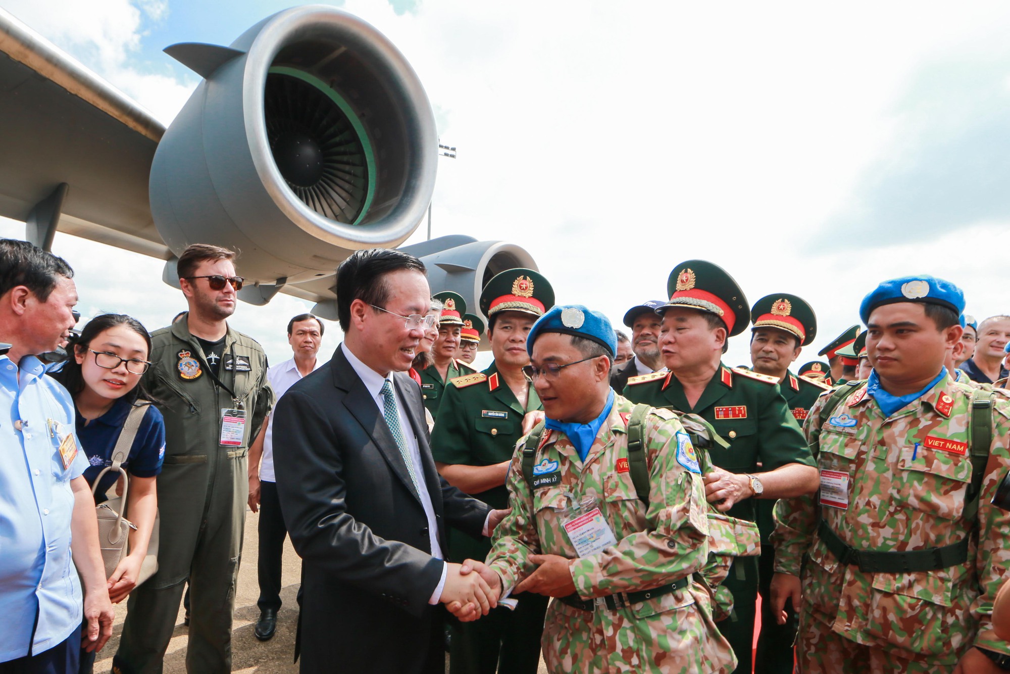 Chủ tịch nước tiễn Đội Công binh và Bệnh viện dã chiến lên đường gìn giữ hòa bình quốc tế - Ảnh 10.