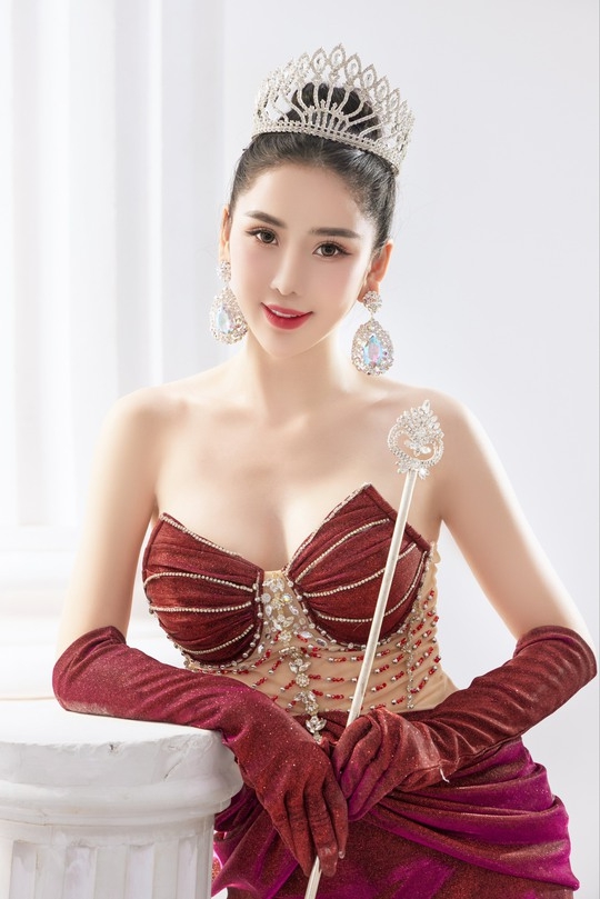 Hoa hậu Trịnh Thanh Hồng khoe vẻ đẹp quyến rũ - Ảnh 2.