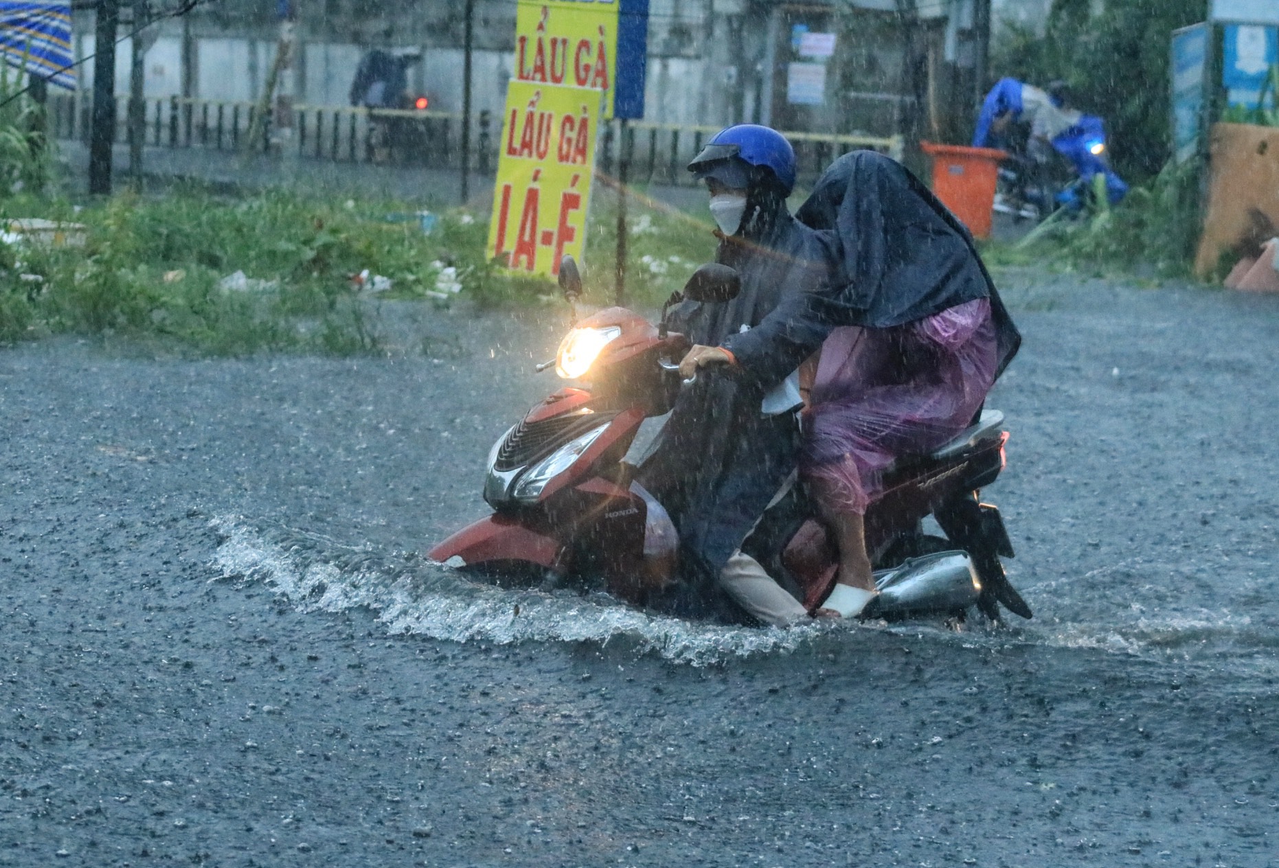 TP HCM mưa mù trời, nhiều nơi xe bơi trong nước - Ảnh 10.
