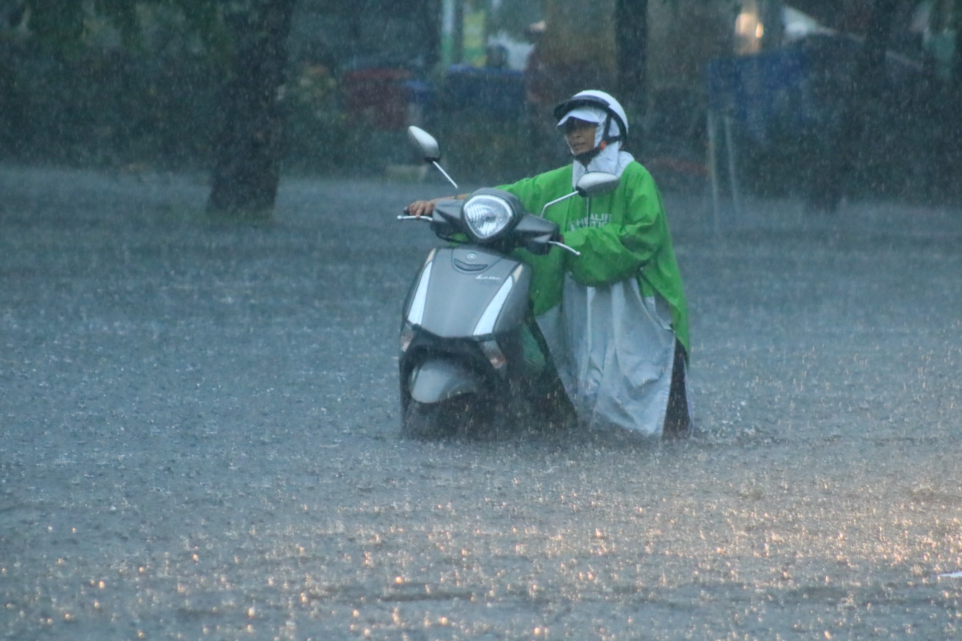 TP HCM mưa mù trời, nhiều nơi xe bơi trong nước - Ảnh 13.
