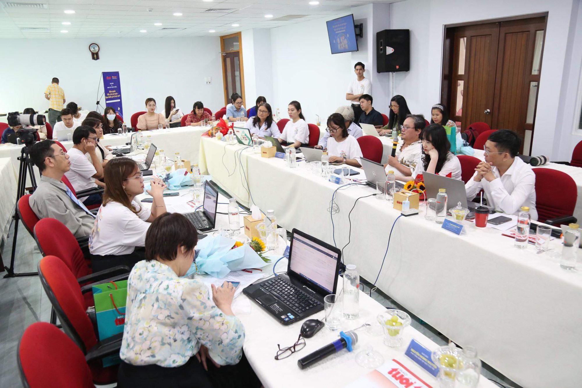 Nhân viên y tế phải giải thích đầy đủ tác dụng phụ của vắc-xin - Ảnh 2. Nhân viên y tế phải giải thích đầy đủ tác dụng phụ của vắc-xin - Ảnh 2.