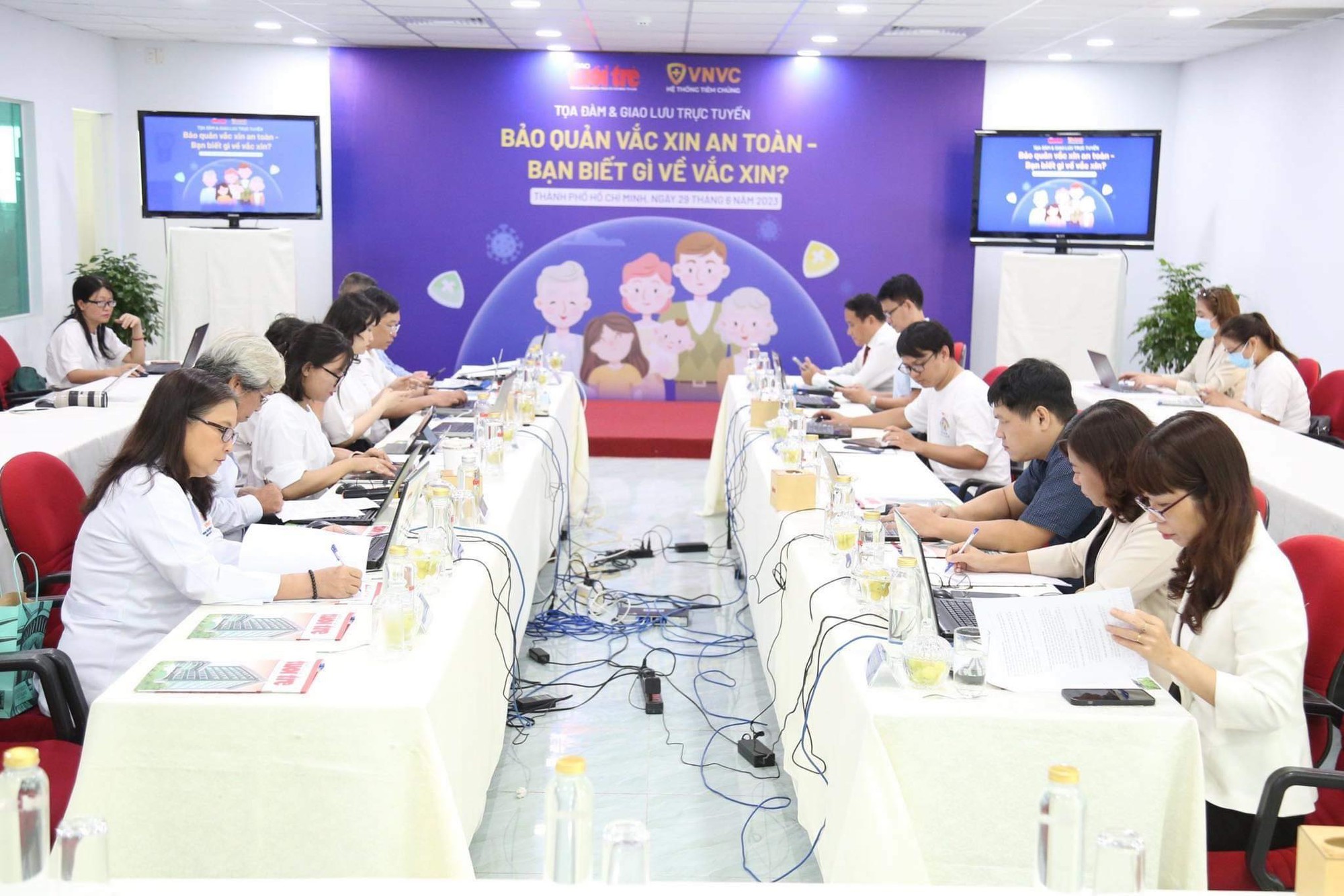 Nhân viên y tế phải giải thích đầy đủ tác dụng phụ của vắc-xin - Ảnh 3. Nhân viên y tế phải giải thích đầy đủ tác dụng phụ của vắc-xin - Ảnh 3.