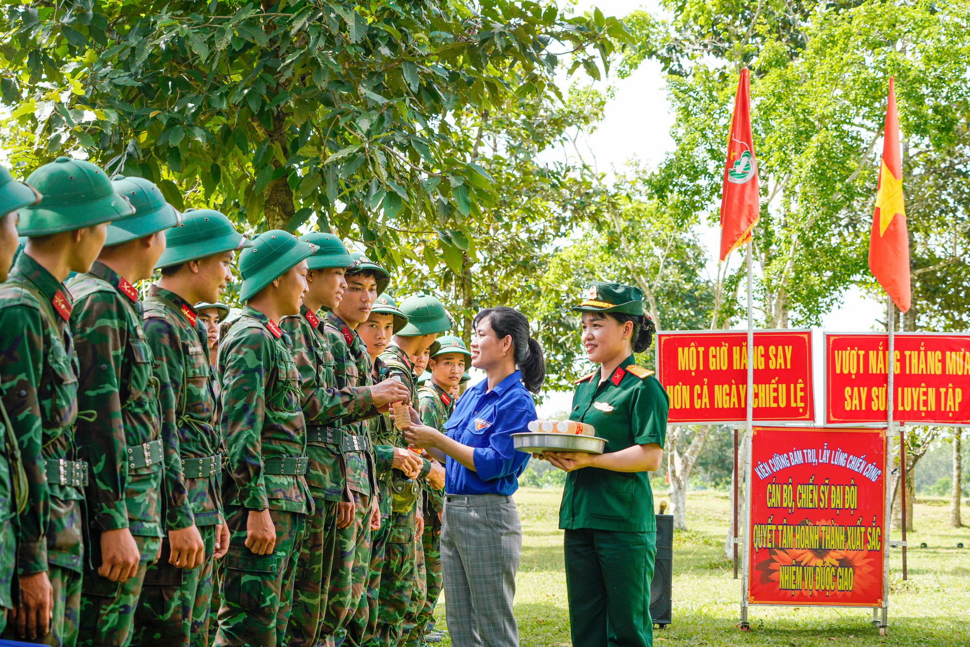 CUỘC THI ẢNH THIÊNG LIÊNG CỜ TỔ QUỐC: Hào khí miền Đông - Ảnh 6.