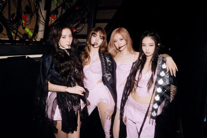 Năm 2021 ảnh chụp nhóm của BLACKPINK chỉ đếm trên đầu ngón tay nhiều nhất  là poster thành tích