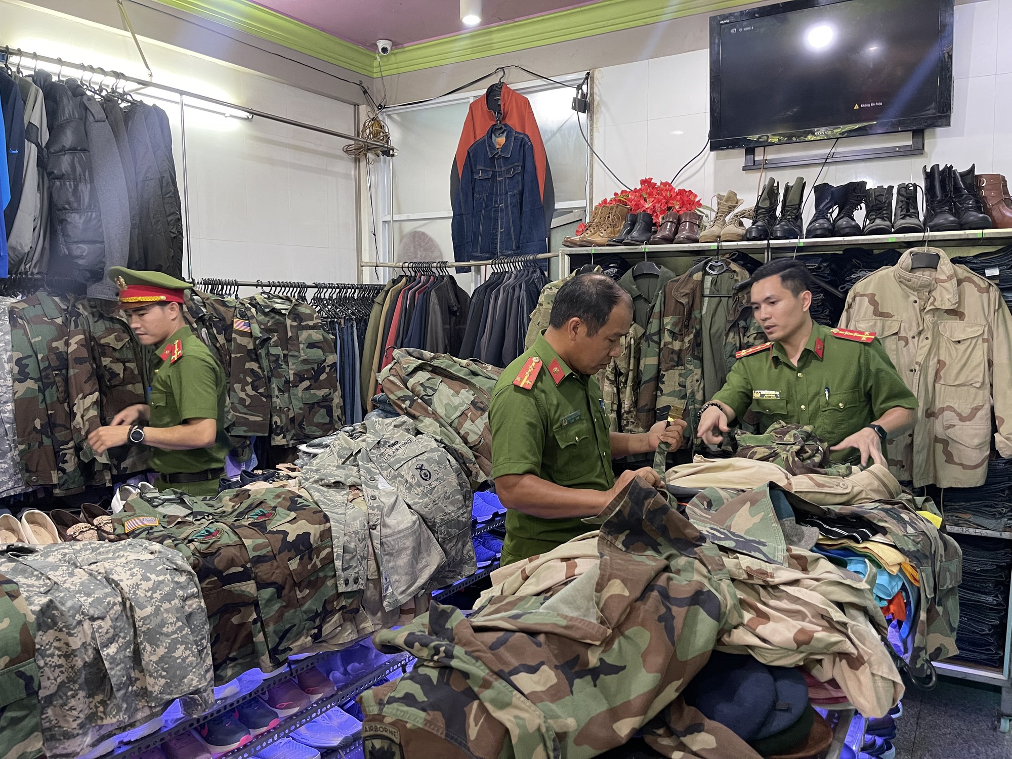 Bày bán công khai hơn 100 bộ quần áo 