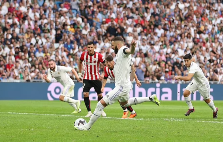 Real Madrid đoạt ngôi á quân La Liga, Benzema tỏa sáng ngày chia tay - Ảnh 2.