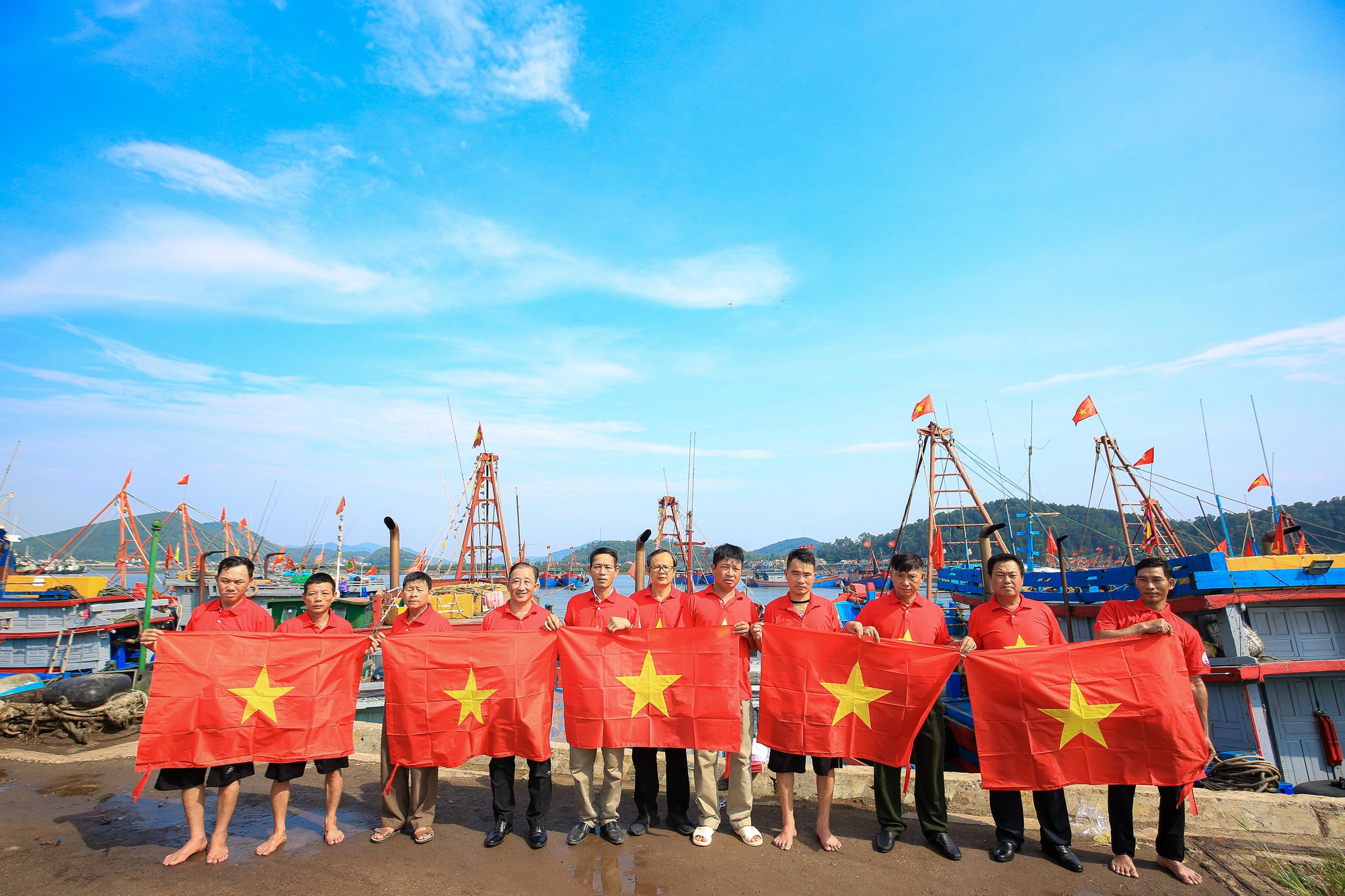 Trao 10.000 lá cờ Tổ quốc cho ngư dân nhân Tuần lễ Biển và Hải đảo - Ảnh 4.