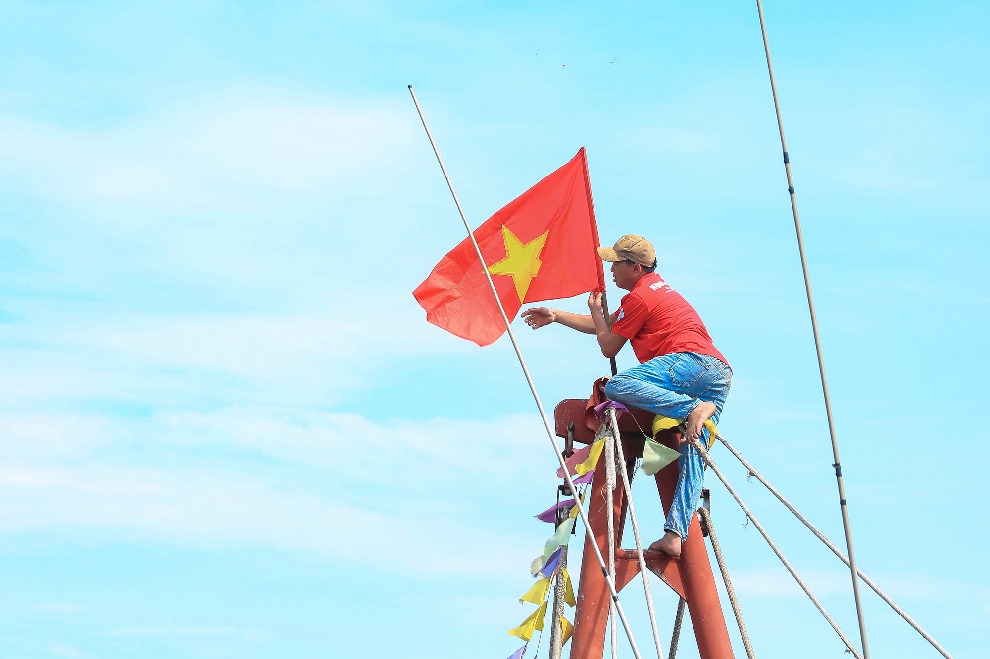 Trao 10.000 lá cờ Tổ quốc cho ngư dân nhân Tuần lễ Biển và Hải đảo - Ảnh 8.