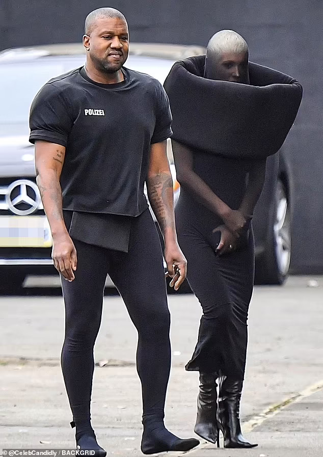 Choáng với gu thời trang mới của vợ rapper Kanye West - Ảnh 1. Choáng với gu thời trang mới của vợ rapper Kanye West - Ảnh 1.