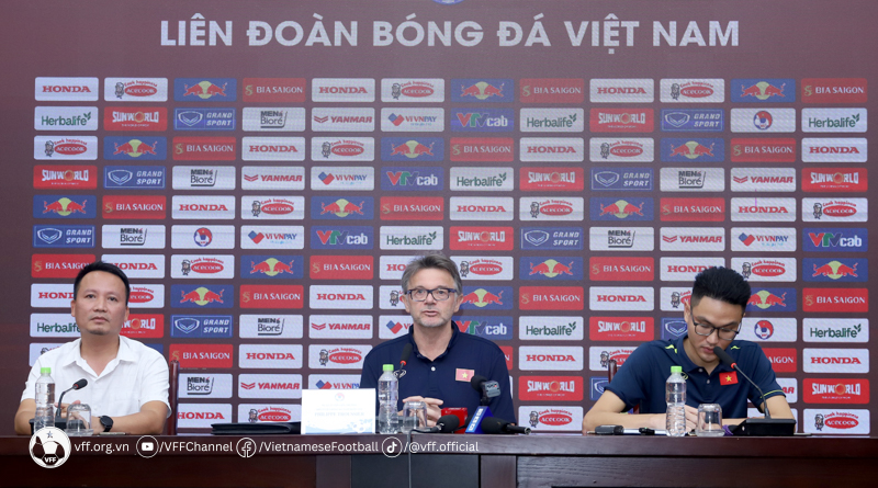 HLV Philippe Troussier: Quang Hải, Công Phượng chưa đạt phong độ lên tuyển Việt Nam - Ảnh 1.