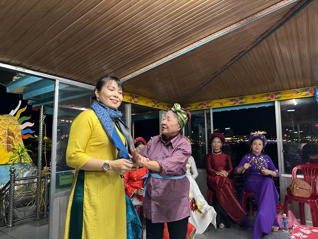 A family that has lived with Hue folk singing for four generations - Photo 1. Gia tộc 4 đời sống với ca Huế - Ảnh 1.
