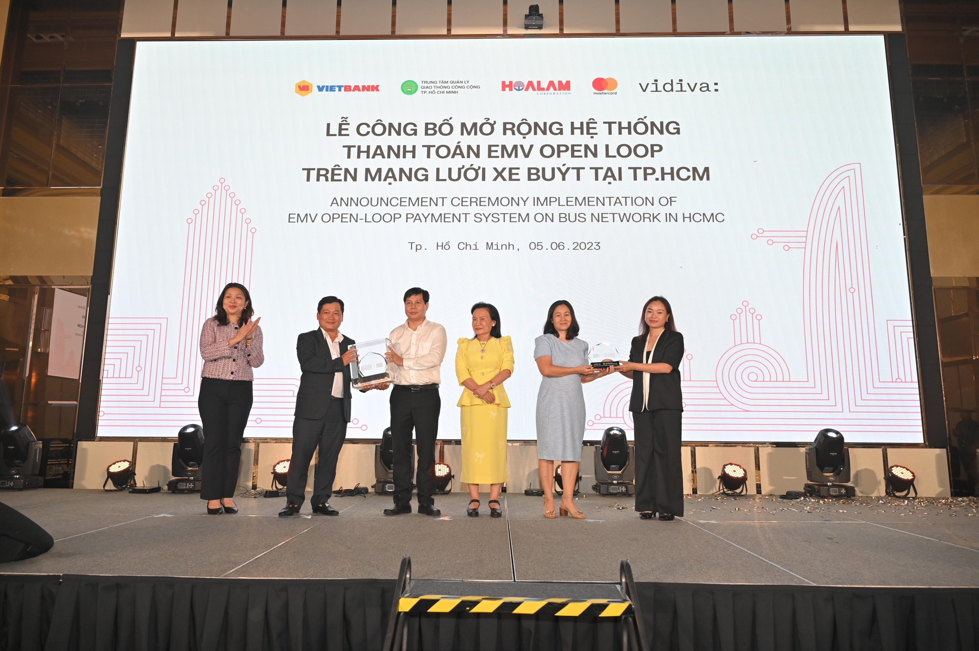Vietbank mở rộng thanh toán EMV Open-loop trên xe buýt - Ảnh 1.