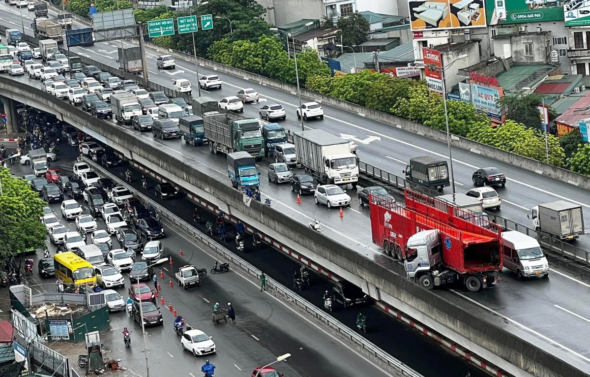 Xe đầu kéo mất lái tông vỡ lan can đường Vành đai 3 trên cao - Ảnh 1. Xe đầu kéo mất lái tông vỡ lan can đường Vành đai 3 trên cao - Ảnh 1.