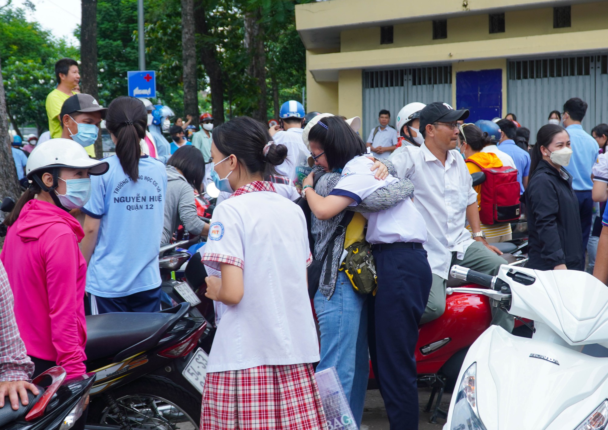 Thí sinh thi tuyển sinh lớp 10: Đề toán không khó, nắm chắc trên 8 điểm  - Ảnh 5.