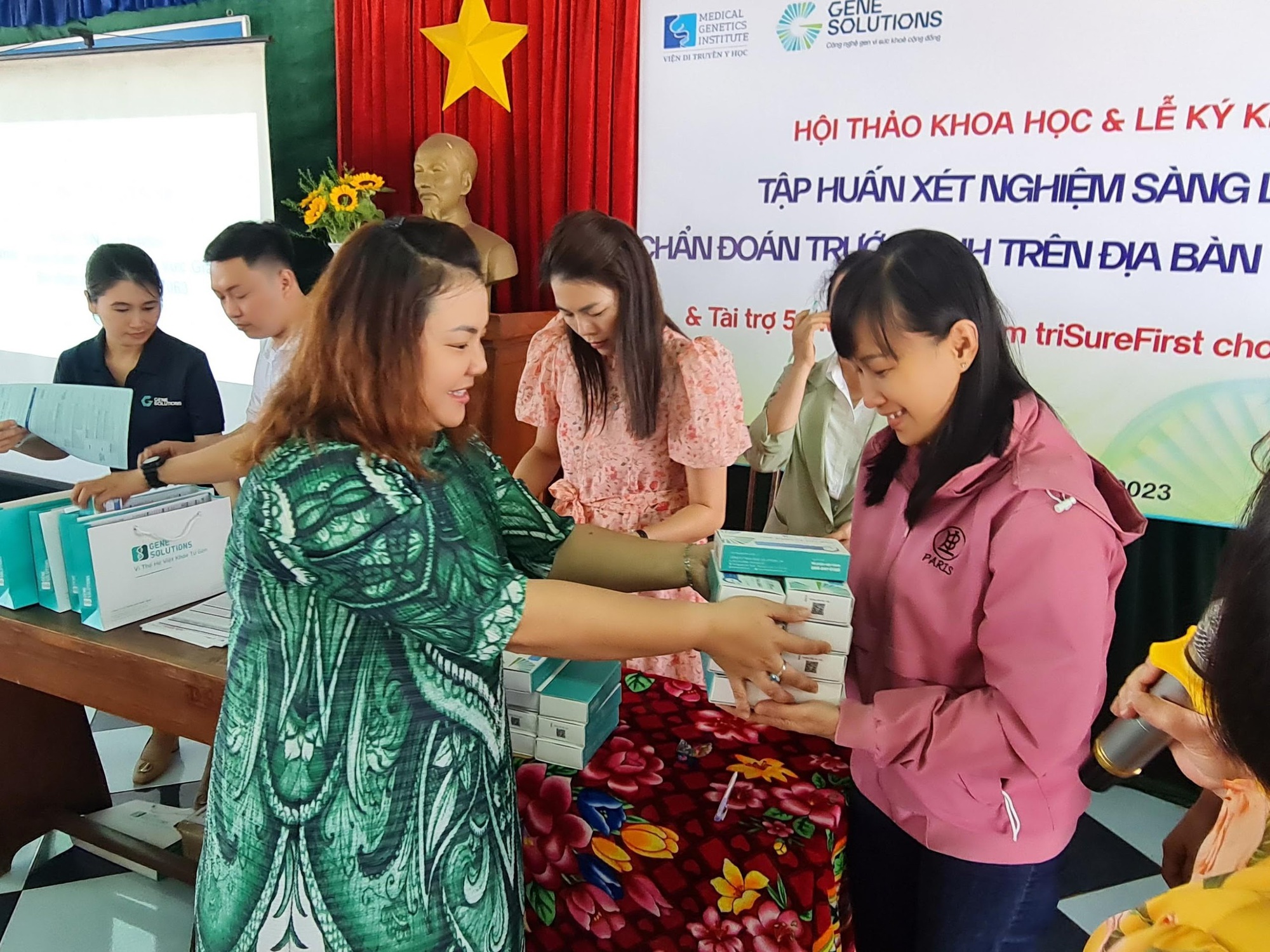 Gene Solutions terus menggelar program pengujian NIPT triSureFirst gratis untuk wanita hamil - Foto 2. Gene Solutions triển khai tiếp chương trình xét nghiệm NIPT triSureFirst miễn phí cho thai phụ - Ảnh 2.