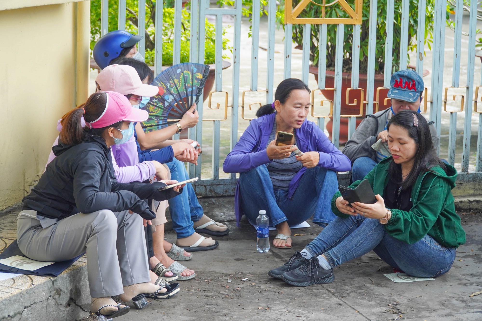 Kết thúc kỳ thi tuyển sinh lớp 10: “Về nhà ngủ thôi!” - Ảnh 10.