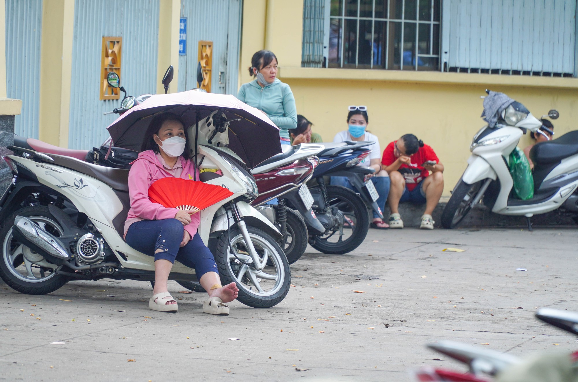 Kết thúc kỳ thi tuyển sinh lớp 10: “Về nhà ngủ thôi!” - Ảnh 11.