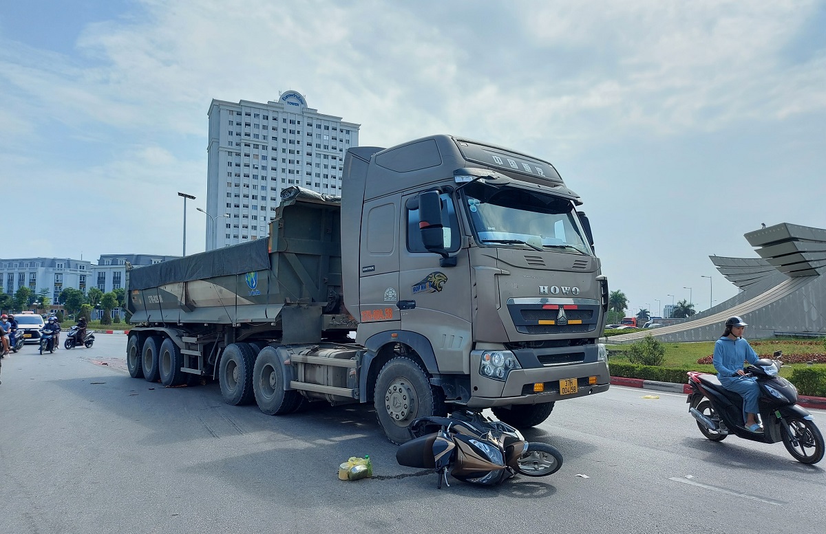 Xe hổ vồ cán tử vong người đàn ông đi xe máy - Ảnh 1.