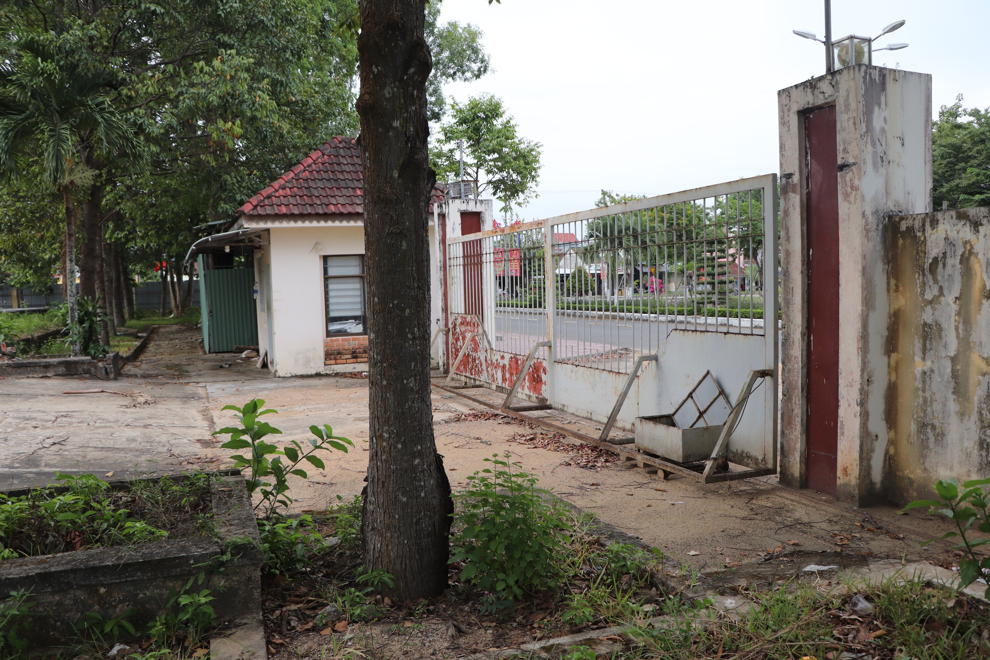 Chủ thầu bị bắt, trụ sở huyện Quế Sơn hơn 50 tỉ đứng bánh - Ảnh 2.