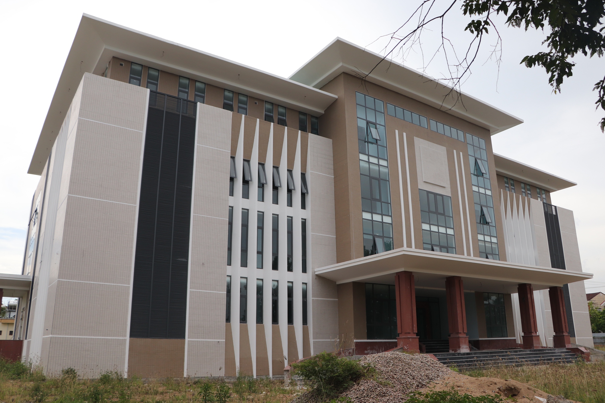 Chủ thầu bị bắt, trụ sở huyện Quế Sơn hơn 50 tỉ đứng bánh - Ảnh 4.