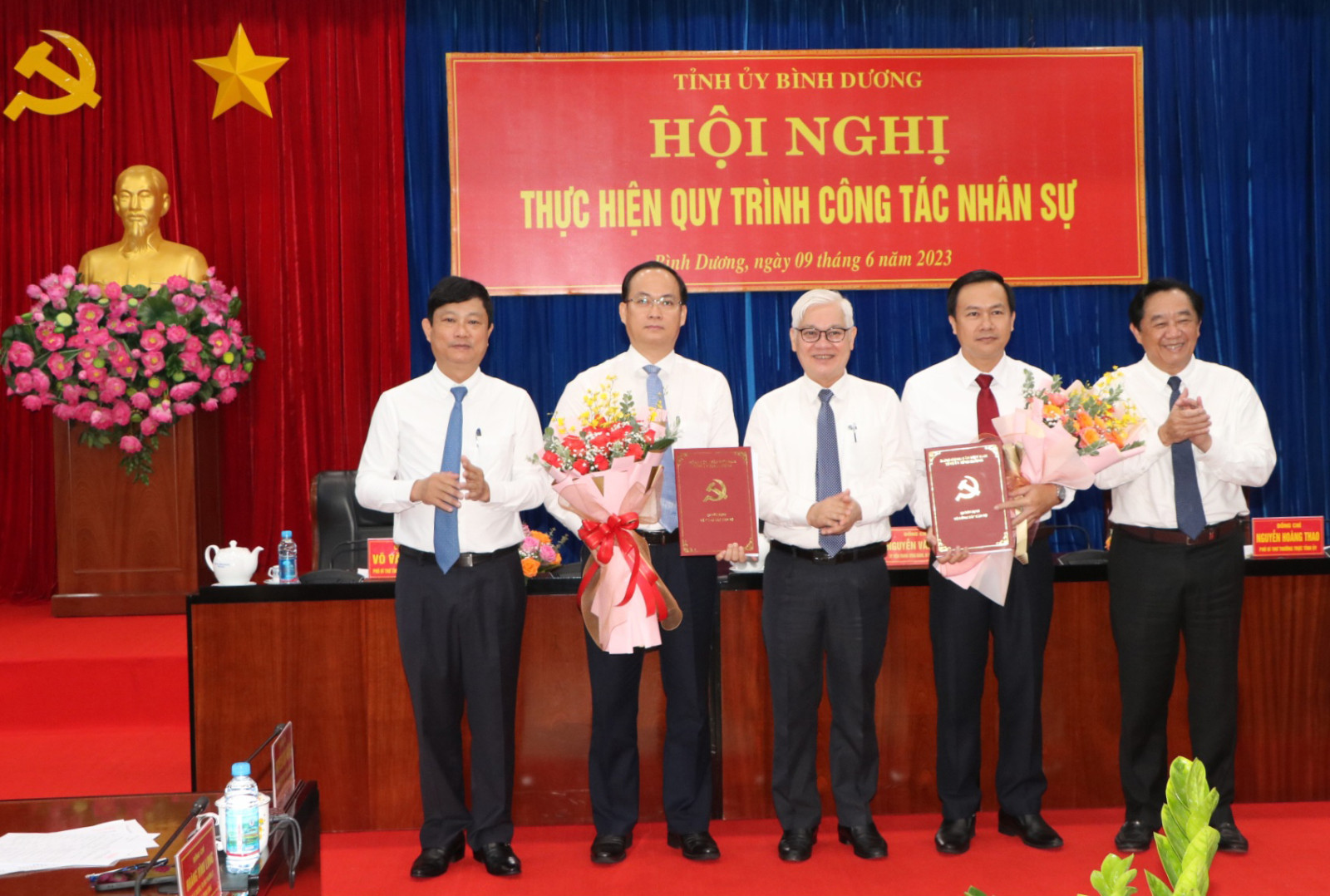 Bình Dương công bố nhiều quyết định nhân sự quan trọng - Ảnh 3.