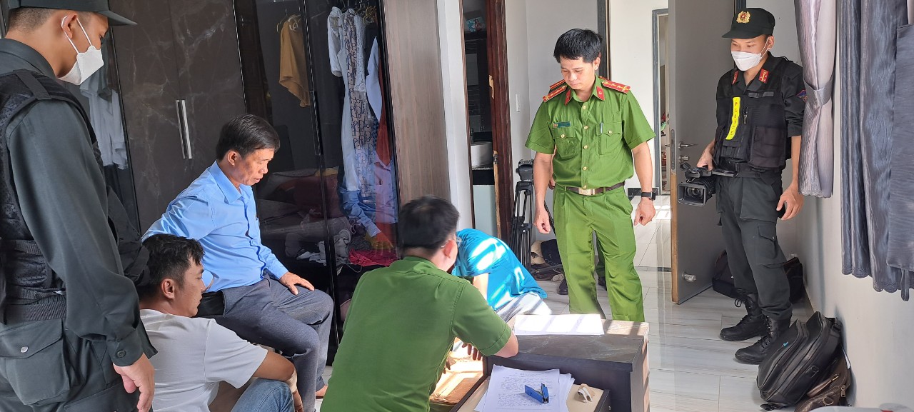 Phá đường dây đánh bạc 560 tỉ đồng, khởi tố 11 người - Ảnh 1. Phá đường dây đánh bạc 560 tỉ đồng, khởi tố 11 người - Ảnh 1.