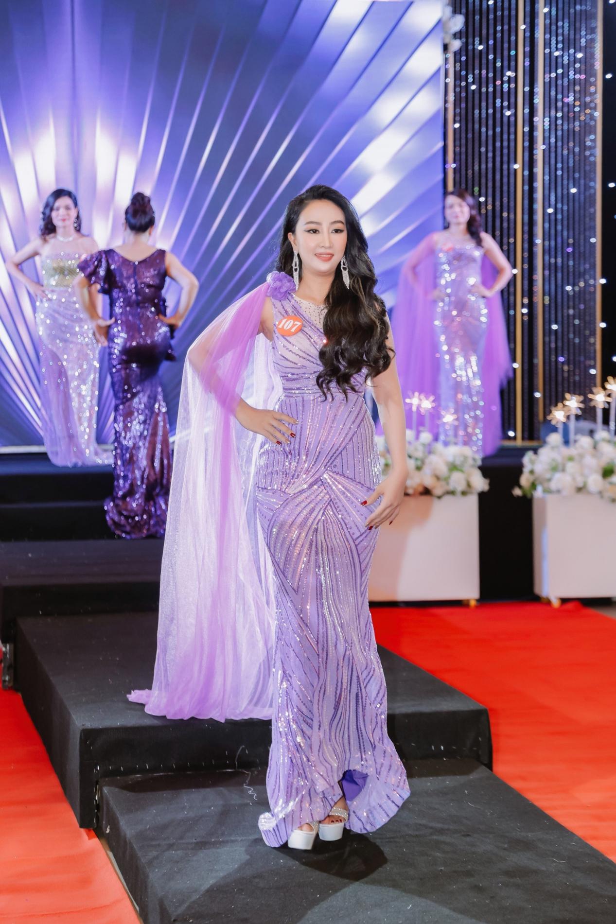 Ο σχεδιαστής Tommy Nguyen απονέμει το βραβείο στην δεσποινίδα Charity Nguyen Thi Kim Phuong - Φωτογραφία 1. NTK Tommy Nguyễn trao giải cho Hoa hậu thiện nguyện Nguyễn Thị Kim Phượng - Ảnh 1.