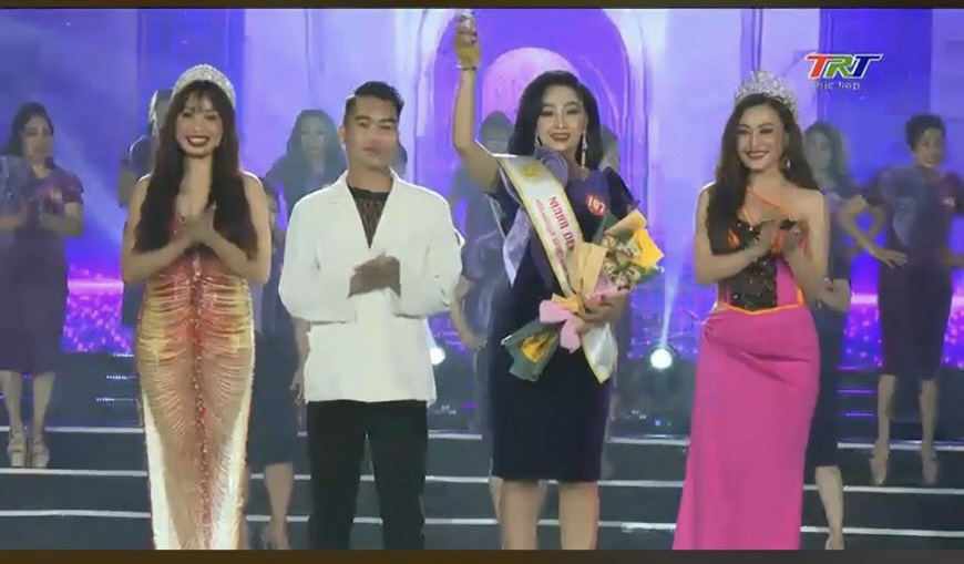 Ο σχεδιαστής Tommy Nguyen απονέμει το βραβείο στην δεσποινίδα Charity Nguyen Thi Kim Phuong - Φωτογραφία 2. NTK Tommy Nguyễn trao giải cho Hoa hậu thiện nguyện Nguyễn Thị Kim Phượng - Ảnh 2.