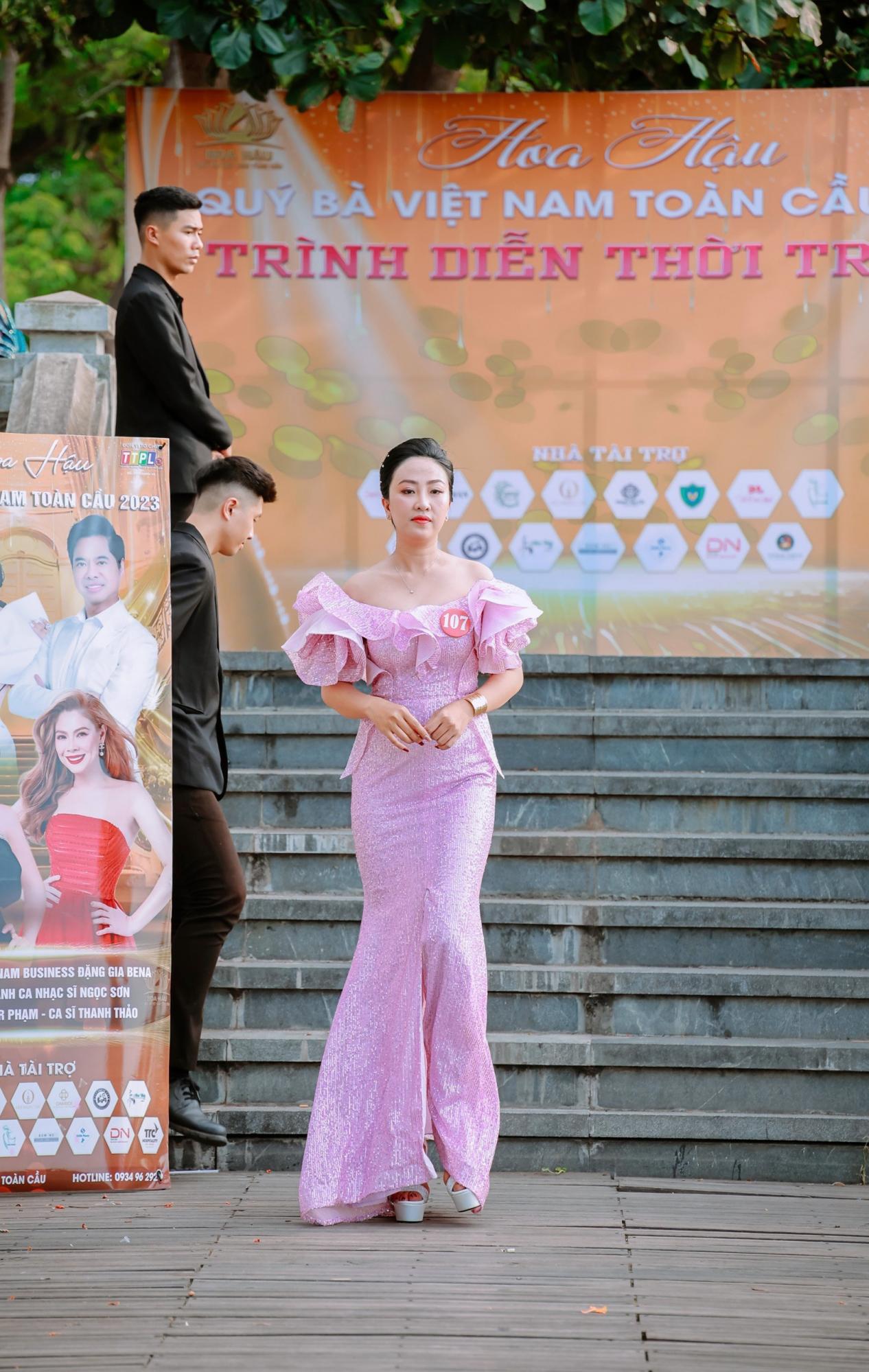 Ο σχεδιαστής Tommy Nguyen απονέμει το βραβείο στην δεσποινίδα Charity Nguyen Thi Kim Phuong - Φωτογραφία 3. NTK Tommy Nguyễn trao giải cho Hoa hậu thiện nguyện Nguyễn Thị Kim Phượng - Ảnh 3.