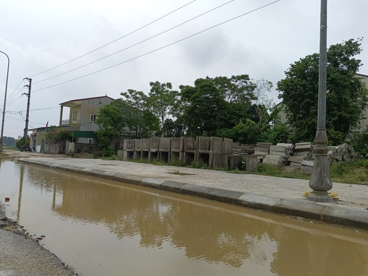 CLIP: Tuyến đường gần 230 tỉ đồng ngập thành kênh khi mưa xuống - Ảnh 5.