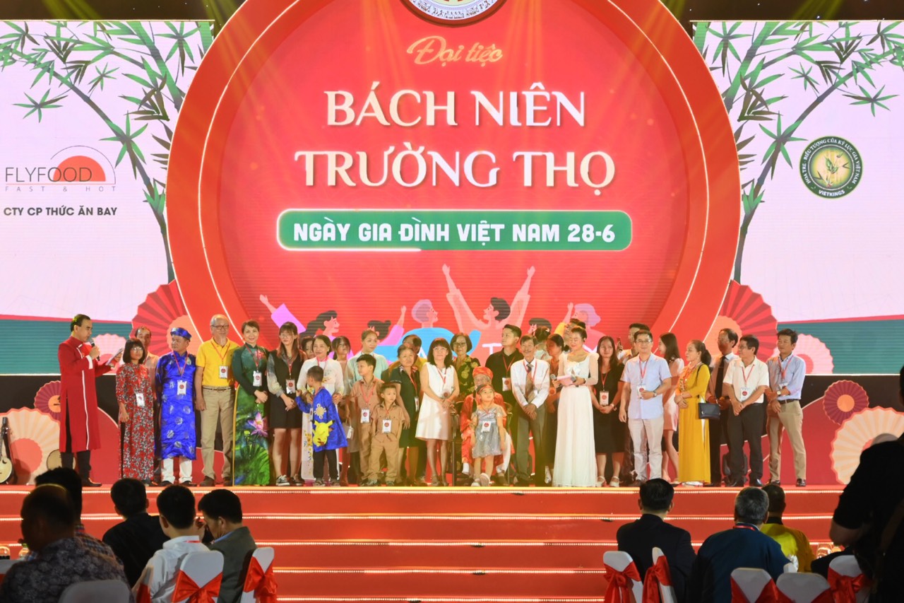 Đại tiệc “Bách niên trường thọ” thu hút 1.000 gia đình tham gia