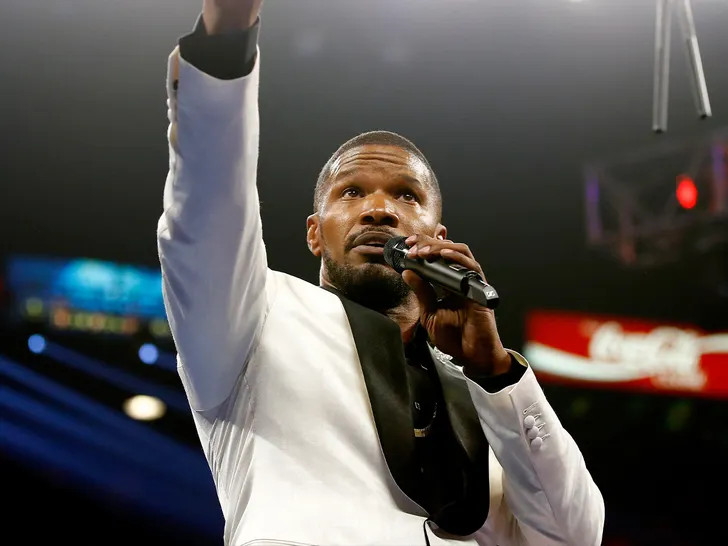 Jamie Foxx xuất hiện sau thời gian dài nhập viện - Ảnh 2.