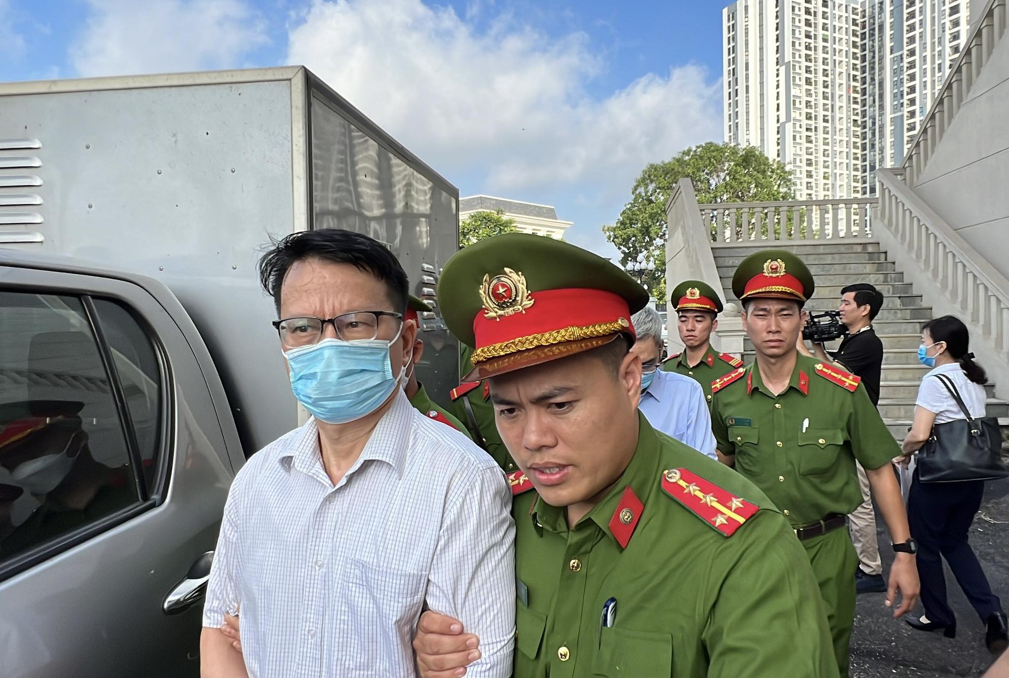 Vụ Chuyến bay giải cứu: Cựu Thứ trưởng Tô Anh Dũng đeo khẩu trang, cầm chai nước tới tòa - Ảnh 18.