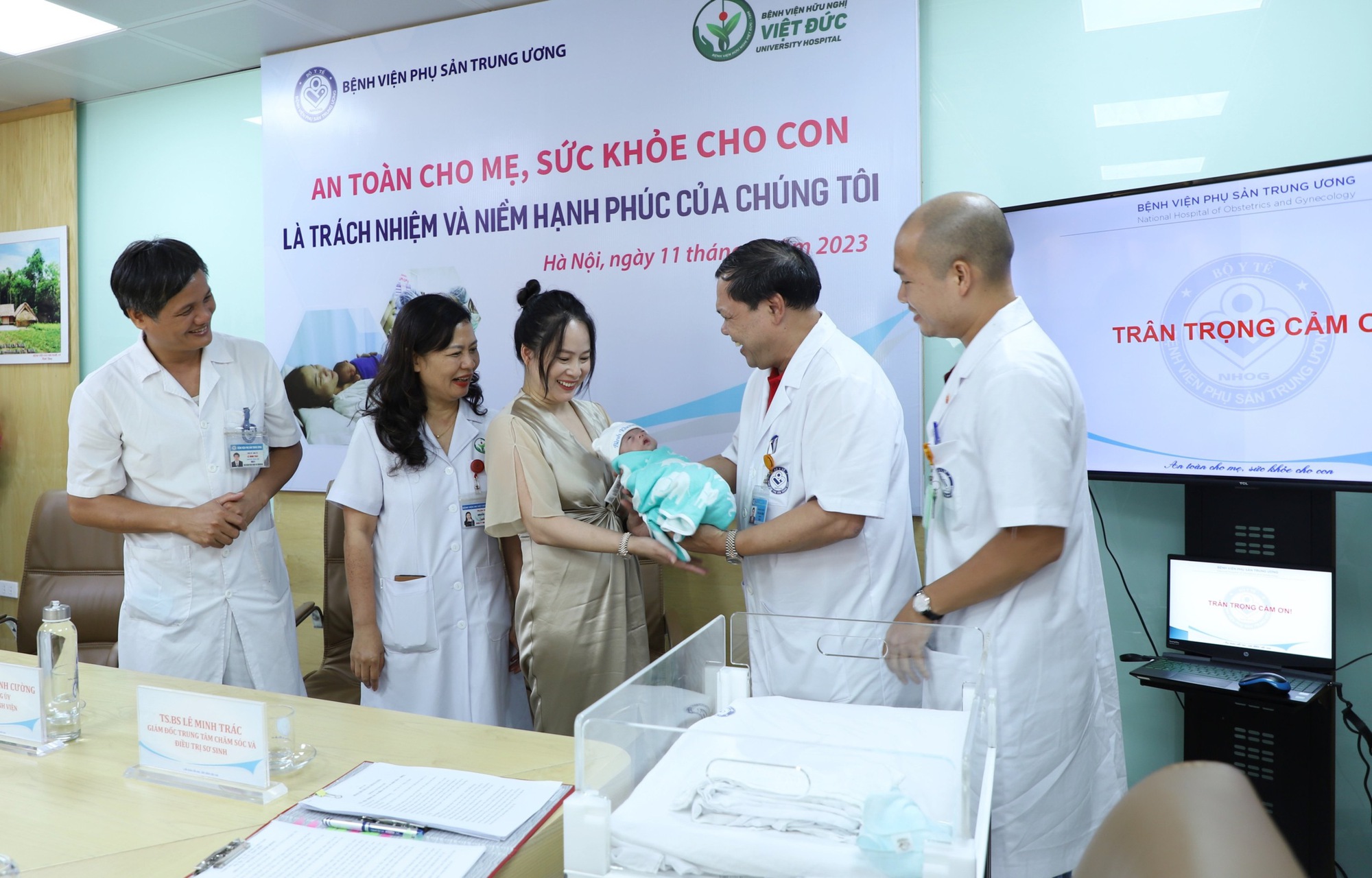 Hồ sơ bệnh án đặc biệt của bé trai 600 gram được nuôi sống thành công - Ảnh 3.