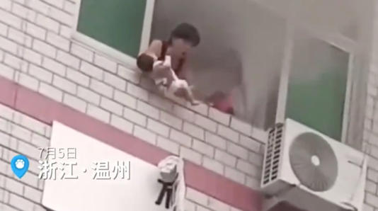 Nhà cháy dữ dội, người mẹ Trung Quốc tuyệt vọng thả con 40 ngày tuổi từ tầng 3 - Ảnh 2.