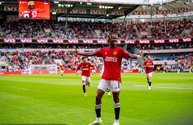 Sao trẻ bùng nổ, Man United thắng nhẹ nhàng giao hữu Leeds United - Ảnh 3.