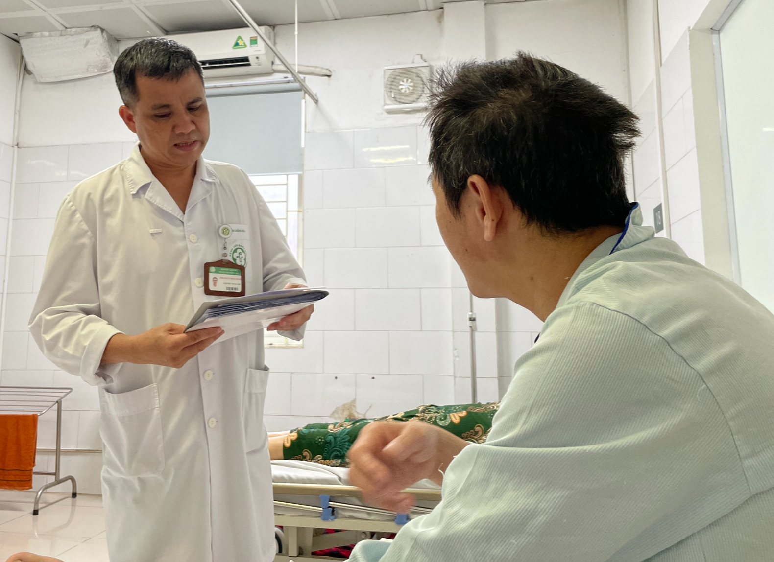 Đi tiểu li&ecirc;n tục l&agrave; dấu hiệu của bệnh g&igrave;? - Ảnh 2.