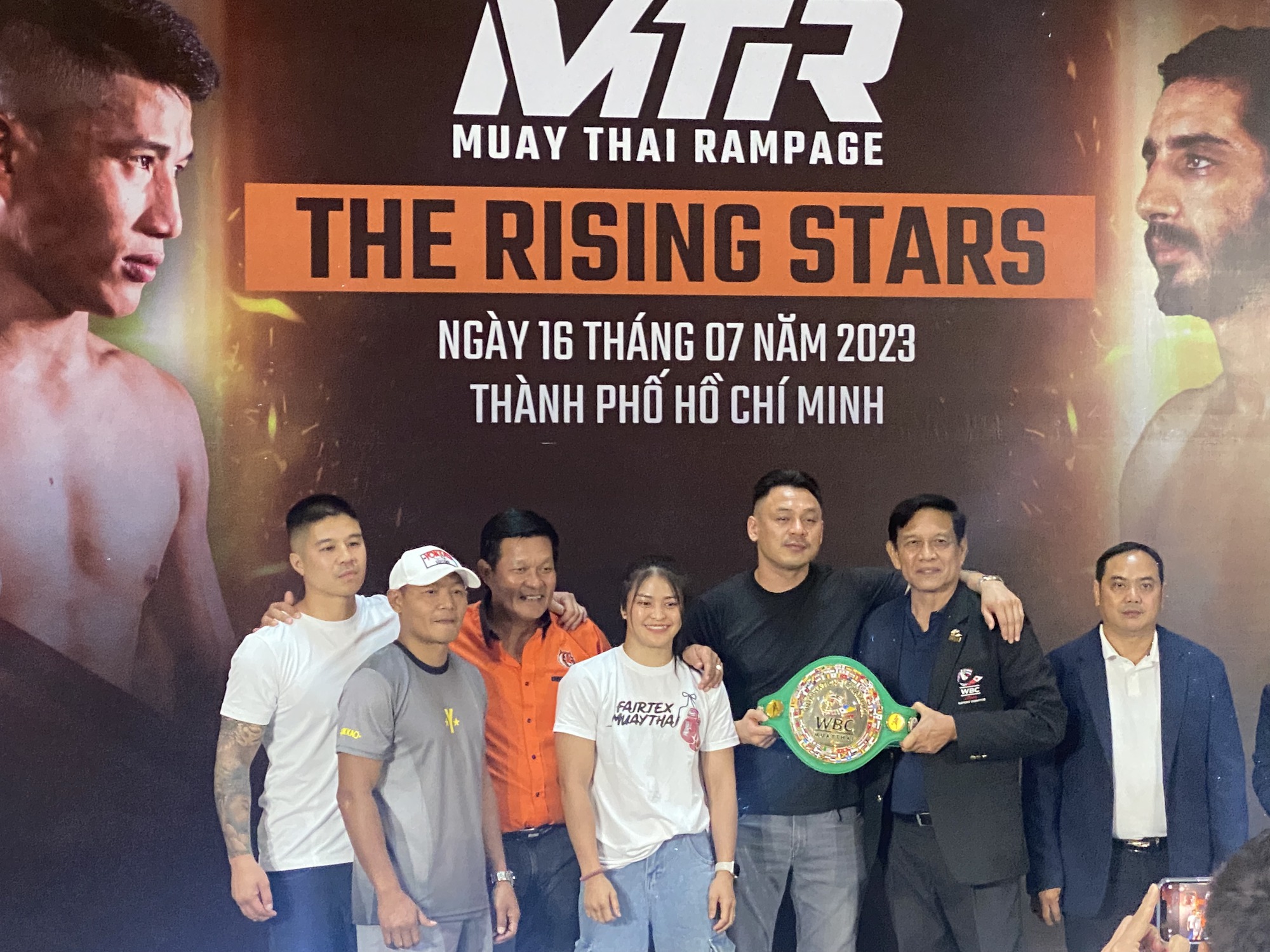 Huyền thoại Muay Thái Lan xuất hiện trước trận tranh đai WBC của nhà vô địch SEA Games - Ảnh 2.