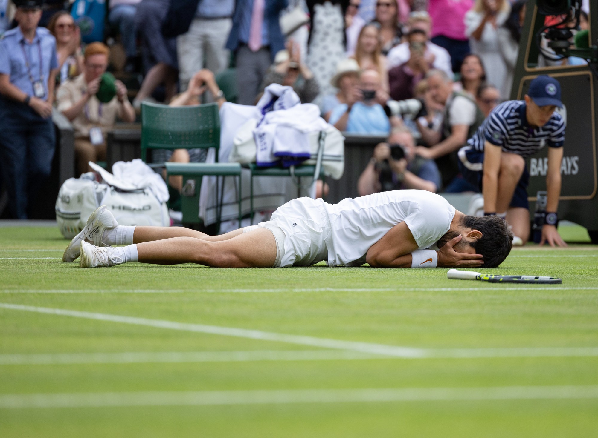 Đánh bại Djokvic là điều tuyệt với nhất của Alcaraz khi vô địch Wimbledon, Djokovic đập gãy vợt - Ảnh 4. Đánh bại Djokvic là điều tuyệt với nhất của Alcaraz khi vô địch Wimbledon, Djokovic đập gãy vợt - Ảnh 4.