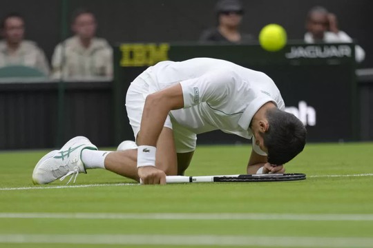 Djokovic nhận án phạt sau thất bại tại chung kết Wimbledon - Ảnh 1.