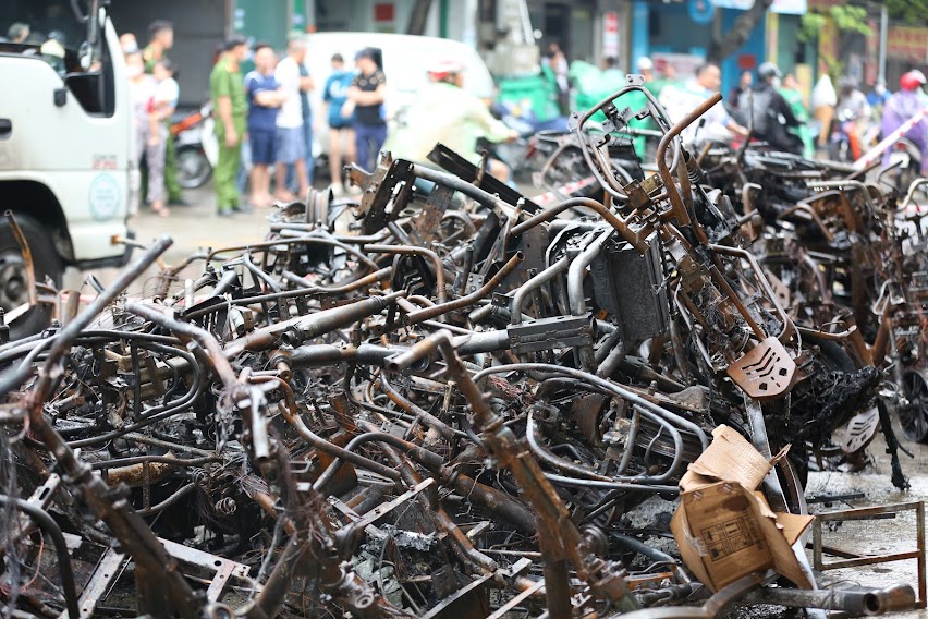 Cận cảnh vụ cháy nhà kinh doanh xe đạp, xe máy khiến cả nhà 3 người tử vong - Ảnh 11.