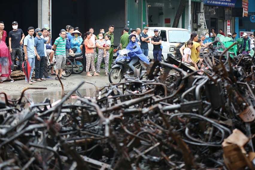Cận cảnh vụ cháy nhà kinh doanh xe đạp, xe máy khiến cả nhà 3 người tử vong - Ảnh 12.
