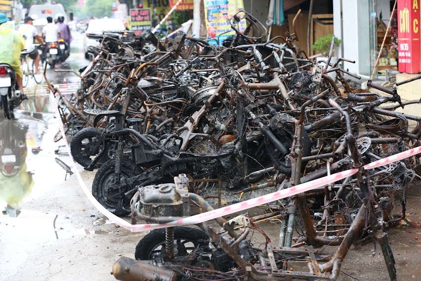 Cận cảnh vụ cháy nhà kinh doanh xe đạp, xe máy khiến cả nhà 3 người tử vong - Ảnh 13.