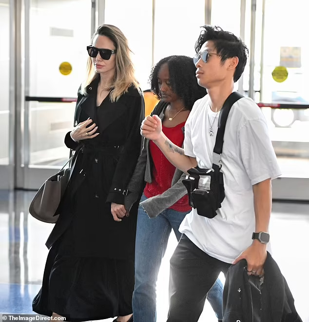 Pax Thiên rời New York cùng mẹ Angelina Jolie và Zahara - Ảnh 1.