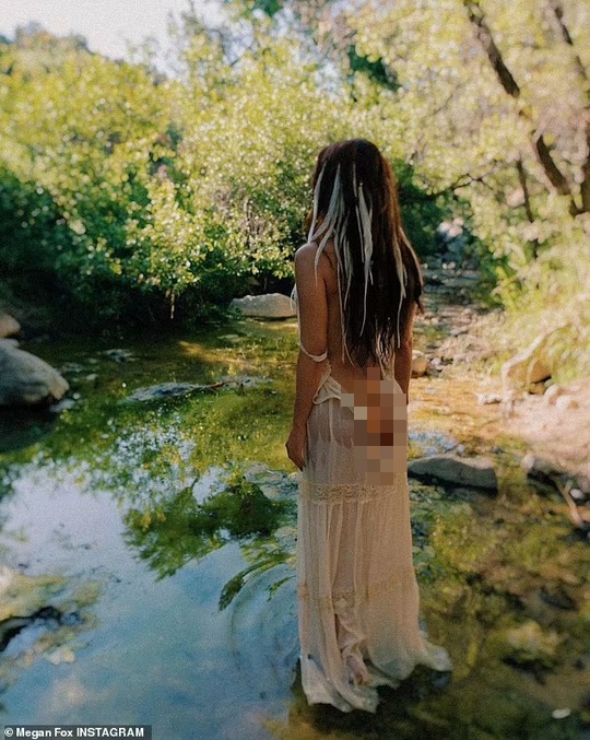 Minh tinh Megan Fox nóng bỏng, ướt át ở rừng xanh - Ảnh 1.