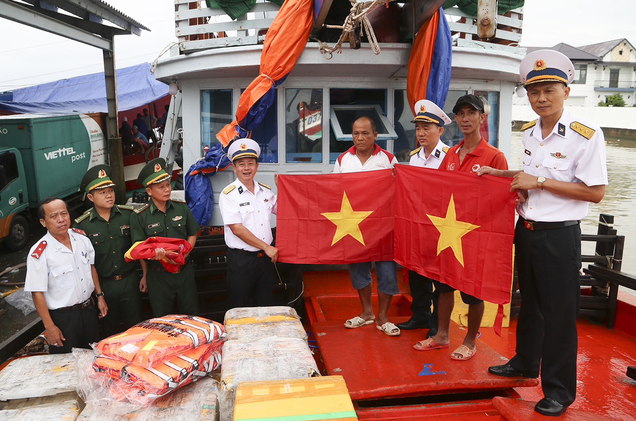 Vùng 2 Hải quân nhận đỡ đầu con ngư dân và trao cờ Tổ quốc - Ảnh 6.