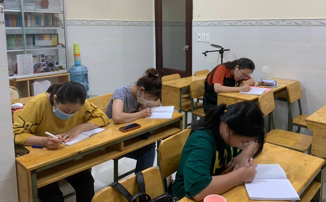 大人も書道を練習しに行く - 写真1。 Người lớn cũng đi... luyện chữ - Ảnh 1.