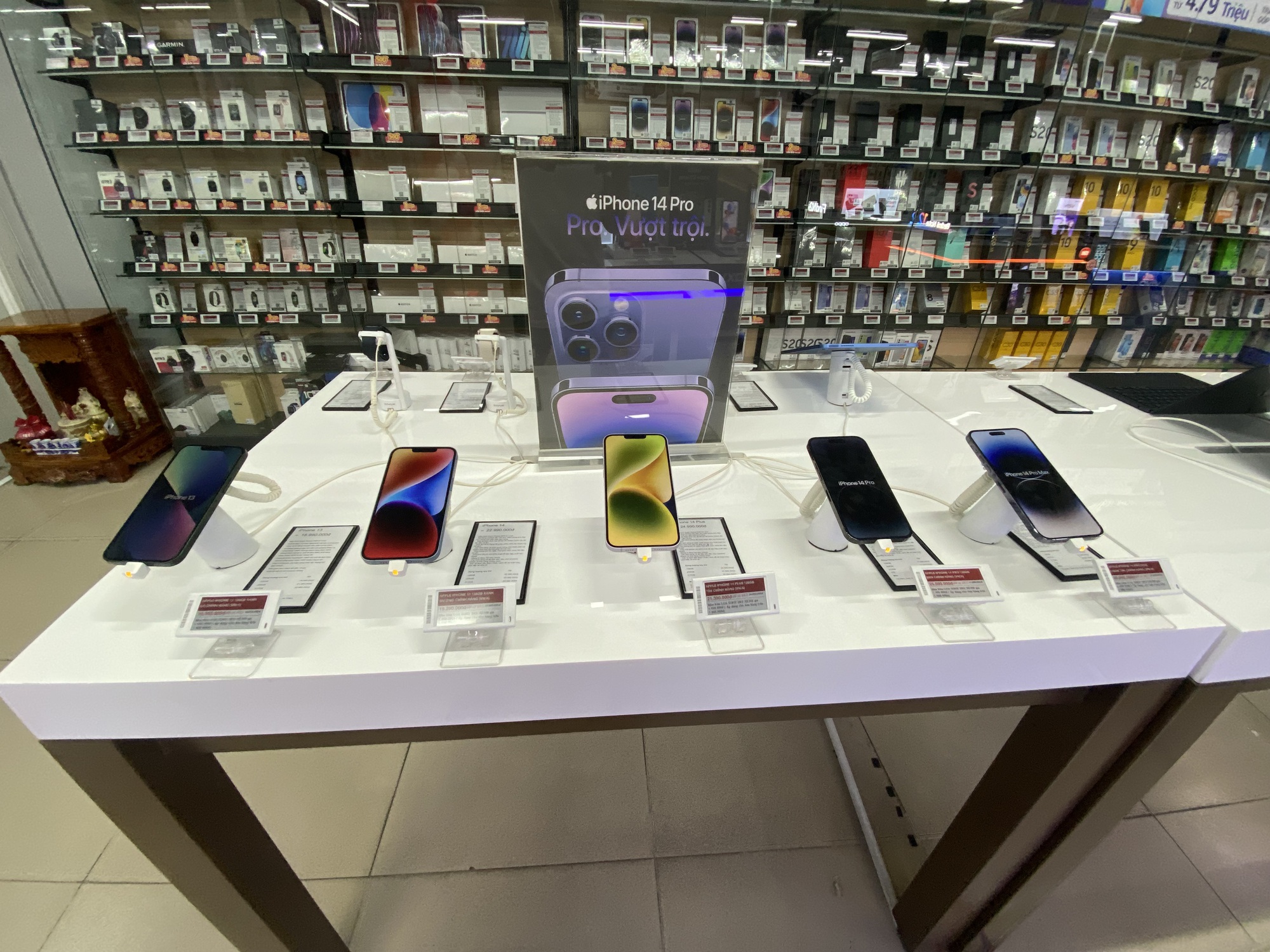 Giá bán iPhone 14 giảm liên tục vẫn ế - Báo Người lao động
