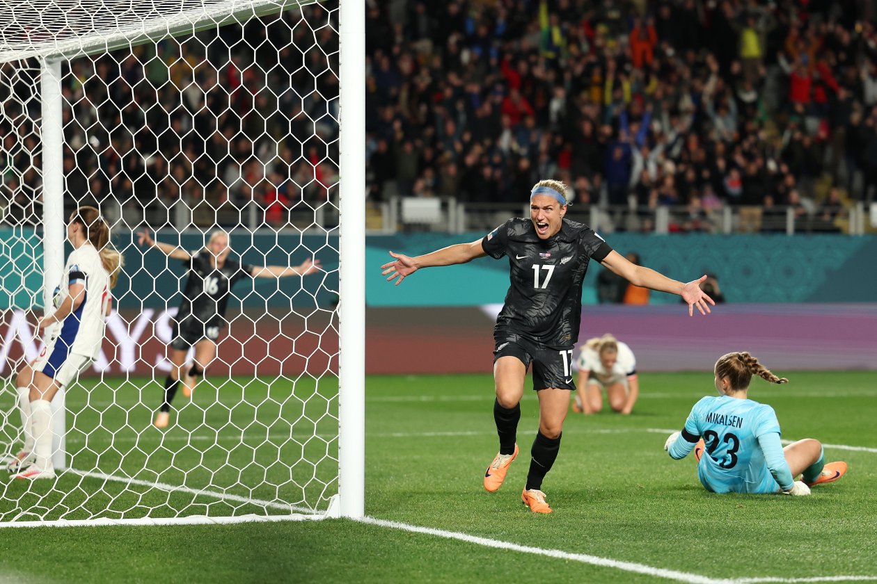 World Cup nữ 2023: Chủ nhà New Zealand mở màn thắng lợi, lập nên lịch sử - Ảnh 3.