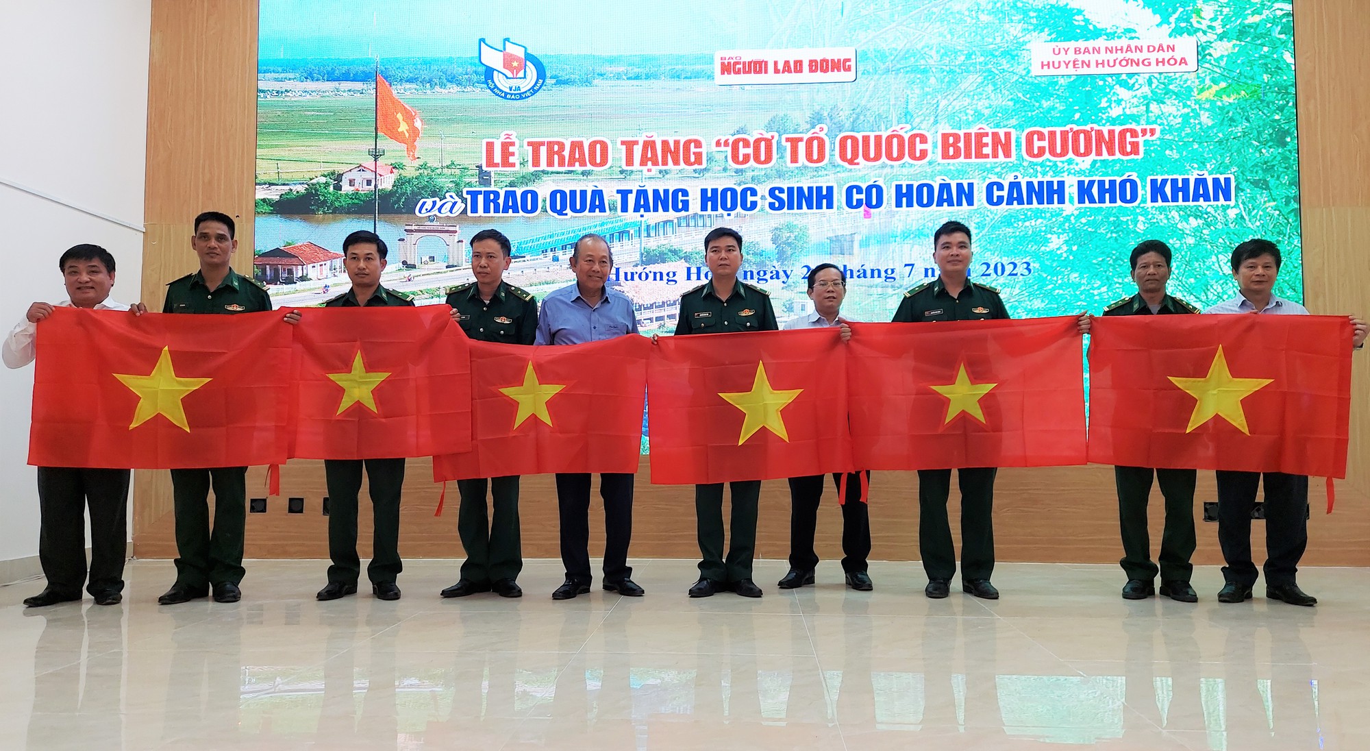 Trao cờ Tổ quốc, tặng nhiều suất học bổng ở vùng biên Quảng Trị - Ảnh 2.